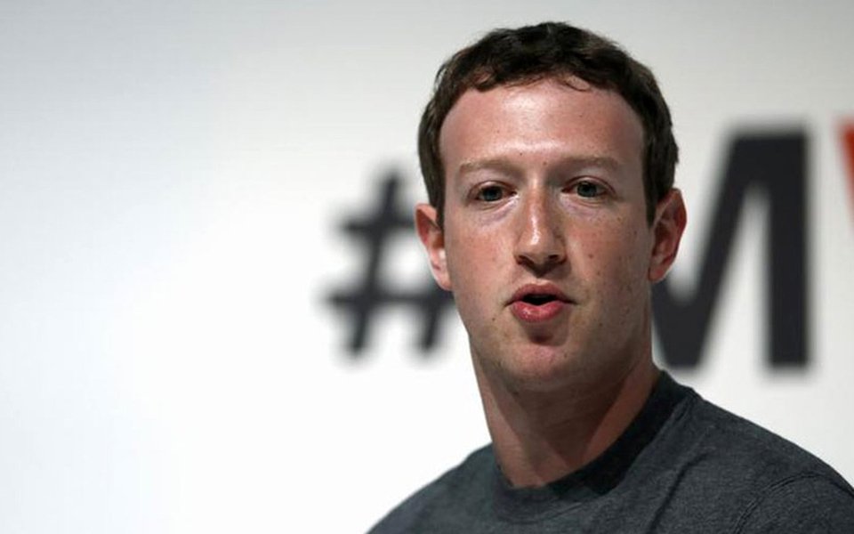 Discurso do fundador do Facebook, Mark Zuckerberg, a formandos da universidade de Harvard deste ano foi marcado pela defesa da renda mínima pelos Estados a seus cidadãos; "Chegou a hora de nossa geração definir um novo contrato social. Deveríamos explorar ideias como a da renda básica universal para garantir que todos tenham segurança para testar novas ideias", disse Zuckerberg; proposta semelhante, intitulada de 'Renda Básica da Cidadania foi feita feita pelo ex-senador Eduardo Suplicy (PT) em 2004; projeto, porém, nunca foi regulamentado pelo Congresso