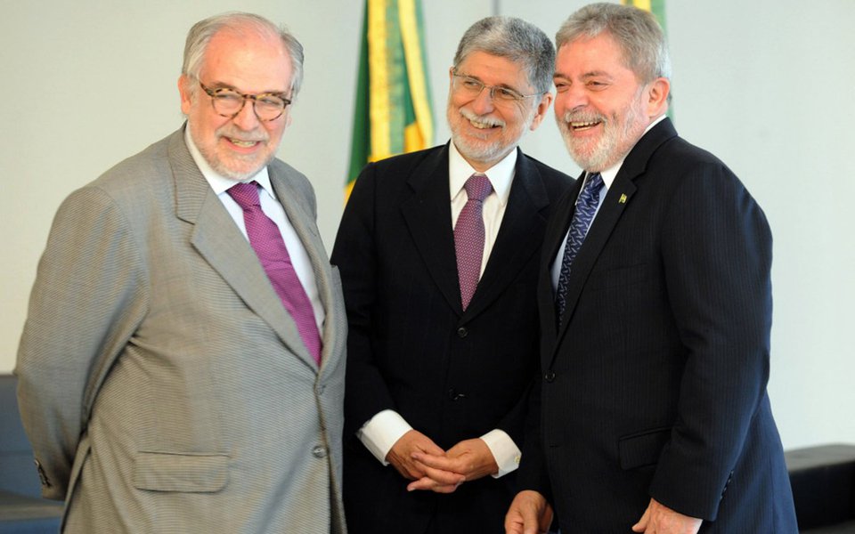 "Lula é o líder mais popular de nossa história, reconhecido nos quatro cantos do planeta. Isso decorre não só das transformações sociais promovidas em seus mandatos, que privilegiaram os mais pobres, mas também da mudança de comportamento nas relações externas, com o estabelecimento de uma política altiva e ativa. Em seu governo, nossos representantes deixaram de tirar os sapatos na fila dos aeroportos e passaram a ser tratados com respeito nas discussões travadas em todos os organismos internacionais, desde a ONU até a Organização Mundial do Comércio. Ao lado do chanceler Celso Amorim, outra grande figura de nosso tempo, Marco Aurélio teve papel fundamental nessa mudança de paradigma", diz a senadora Gleisi Hoffmann (PT-PR)