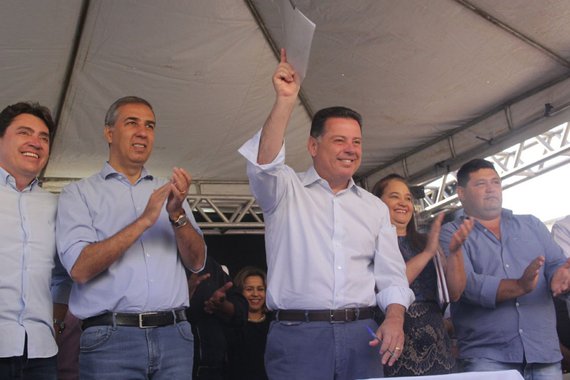 O governador Marconi Perillo abriu em Guaraíta a caravana pelo interior do Estado onde assinou convênio de R$ 1 milhão e entregou três veículos; "Estamos trabalhando pelos municípios, porque é neles que a vida vai pra frente", disse Marconi; Programa Goiás na Frente está investindo mais de R$ 9 bilhões em obras de infraestrutura econômica e social em todo o Estado