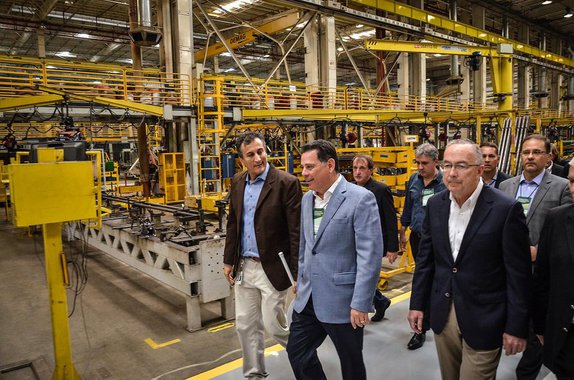 A fabricação de produtos alimentícios, farmacoquímicos e farmacêuticos, de metalurgia e a extração mineral contribuíram para o avanço de 1,5% da indústria goiana nos primeiros cinco meses deste ano, superando em três vezes o índice da média nacional que ficou em 0,5%; dados do IBGE e compilados pela Gerência de Contas Regionais e Indicadores do Instituto Mauro Borges da Secretaria de Gestão e Planejamento (IMB/Segplan), mostram que além do crescimento de 1,5% de janeiro a maio em relação a igual período do ano passado, a indústria goiana também deu um salto de 0,8% em maio em relação a abril passado
