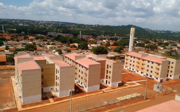 O governador de Goiás, Marconi Perillo, lança nesta quinta-feira (20), o Programa Goiás na Frente Habitação, vertente do Programa Goiás na Frente destinada exclusivamente à construção de moradias populares nos 246 municípios goianos; durante evento no Conjunto Vera Cruz II, o chefe do executivo estadual assinará os convênios com as 56 primeiras cidades aptas a participar do programa que serão beneficiadas com a construção de 10.253 unidades habitacionais, com investimento de R$ 1 bilhão; o Goiás na Frente Habitação prevê, no total, a construção de 30 mil casas nos 246 municípios até o final de 2018; Marconi também assinará a ordem de serviço para construção imediata de 1277 unidades habitacionais nas cidades de Goiânia, Morrinhos, Porangatu, Bonfinópolis e Vianópolis