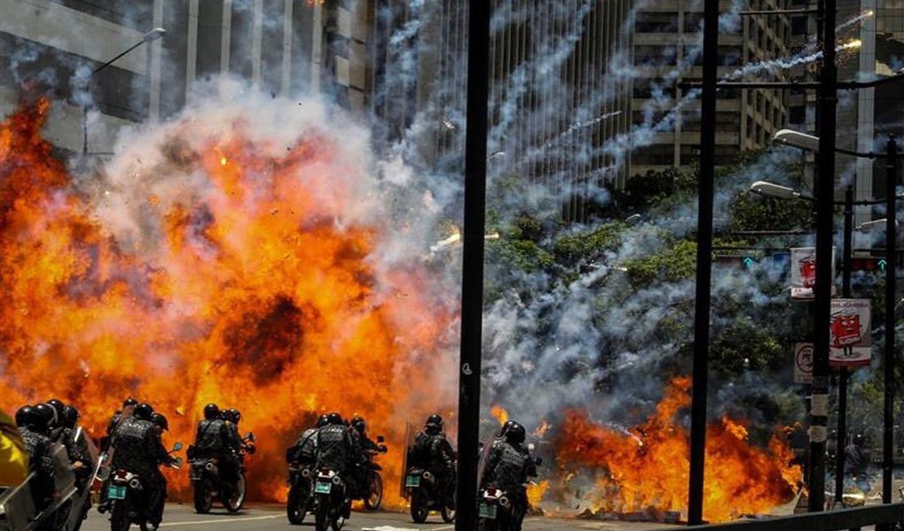 População venezuelana vota para eleger 545 membros da Assembleia Constituinte neste domingo (30); manifestantes contra o governo do presidente Nicolás Maduro e militares entraram em confronto na capital Caracas; explosão de uma bomba deixou ao menos quatro soldados feridos, segundo a agência de notícias France Presse, e um policial se feriu após a explosão de três motos da polícia, de acordo com a EFE