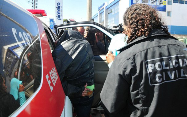 O governador do Distrito Federal determinou a exoneração de todos os servidores – concursados ou comissionados – das administrações de Taguatinga, Riacho Fundo I e Samambaia investigados na Operação Habite-se, da Polícia Civil, que investiga a concessão ilegal de cartas de habite-se e alvarás emitidos pelas administrações