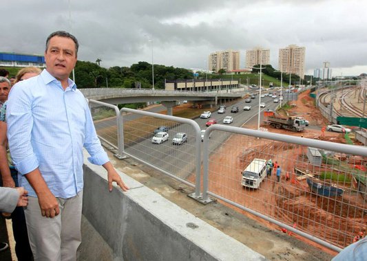 O governador Rui Costa inaugurou nesta manhã o primeiro dos três viadutos das obras complementares do metrô na Avenida Paralela; localizado na altura da loja Ferreira Costa, no sentido aeroporto, e na altura do Instituto Anísio Teixeira, no sentido Centro, o elevado vai substituir o retorno feito anteriormente, dando mais fluidez ao trânsito; Rui falou sobre os investimentos do governo, com importantes mudanças na mobilidade urbana de Salvador; "Aqui é um investimento de R$ 21 milhões. Os três viadutos, juntos, somam R$ 60 milhões. Isso, além de viabilizar a obra do metrô, traz mais segurança à população, que terá mais conforto e, principalmente, mais segurança no trânsito. O metrô também segue avançando, com a conclusão e inauguração da Estação Mussurunga já em setembro", disse Rui