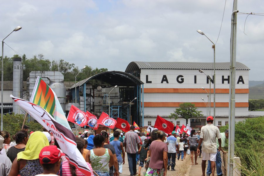Após a ocupação do pátio da Usina Laginha, que começou no dia 11 deste mês sem prazo para acabar, na cidade de União dos Palmares, na Zona da Mata alagoana, cerca de 1.000 trabalhadores rurais Sem Terra que participavam da ação decretaram estado permanente de mobilização em defesa da Reforma Agrária; objetivo é pressionar para cobrar a agilidade no processo de destinação das áreas da massa falida do Grupo João Lyra para fins de Reforma Agrária