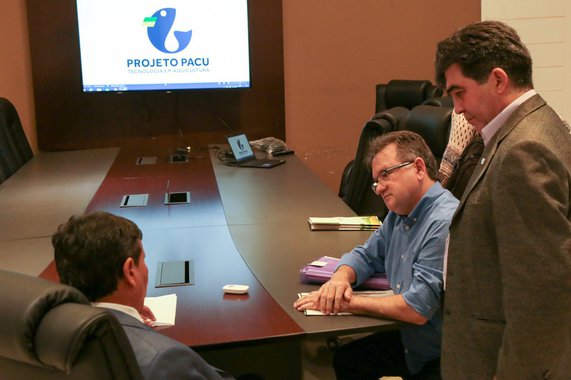 O governador Wellington Dias se reuniu com representantes de uma empresa especializada em tecnologia para aquicultura, contratada para desenvolver um projeto inédito de produção de pescado no Piauí; trata-se da construção de um complexo industrial que agregará fábrica de ração, um centro de produção de alevinos, fazenda de engorda de peixes e um frigorífico; o investimento, incluindo os custos com tecnologia, engenharia, capacitação e acompanhamento, é estimado em R$ 60 milhões; para viabilizar o negócio, o governo convidará parceiros da iniciativa pública e privada