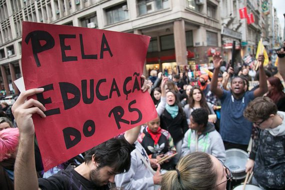 Em janeiro, quando o governo federal anunciou reajuste de 7,64% no piso nacional do magistério, os principais jornais do Rio Grande do Sul noticiavam que o Estado teria "gasto extra" de R$ 47 milhões; o valor seria incorporado ao salário de 30 mil professores; porém, desde que a lei que instituiu o piso nacional para a categoria, em 2008, o RS tem trabalhado com uma espécie de "puxadinho" a ela