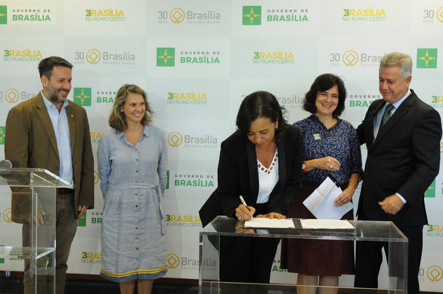 O governo do Distrito Federal e a Fundação Oswaldo Cruz (Fiocruz) fecharam duas parcerias para melhoria da gestão pública na saúde do Distrito Federal; segundo o governo, entre as iniciativas está o convênio com a Secretaria de Saúde para o aperfeiçoamento da regulação dos serviços oferecidos pela rede pública e para a construção de uma sala de controle, com dados do setor