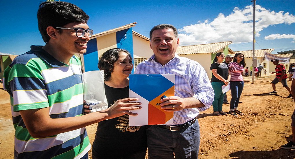 O governador Marconi Perillo entregou 149 casas do Residencial Luciano Peixoto, em Pirenópolis; todas as unidades habitacionais estão equipadas com sistema de energia solar (Programa Goiás Solar - energia fotovoltaica);  O Programa Goiás Solar inaugura em Pirenópolis o primeiro conjunto habitacional do país com o aval da Aneel. "Os técnicos estão aqui para avaliar a eficácia do sistema. Esse sistema é inovador e serve de modelo para o restante do Brasil", destacou o titular da Secima, Vilmar Rocha