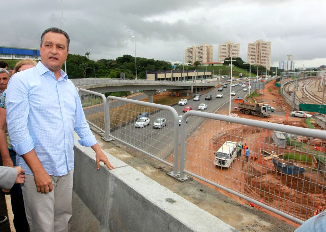 O governador Rui Costa inaugurou nesta manhã o primeiro dos três viadutos das obras complementares do metrô na Avenida Paralela; localizado na altura da loja Ferreira Costa, no sentido aeroporto, e na altura do Instituto Anísio Teixeira, no sentido Centro, o elevado vai substituir o retorno feito anteriormente, dando mais fluidez ao trânsito; Rui falou sobre os investimentos do governo, com importantes mudanças na mobilidade urbana de Salvador; "Aqui é um investimento de R$ 21 milhões. Os três viadutos, juntos, somam R$ 60 milhões. Isso, além de viabilizar a obra do metrô, traz mais segurança à população, que terá mais conforto e, principalmente, mais segurança no trânsito. O metrô também segue avançando, com a conclusão e inauguração da Estação Mussurunga já em setembro", disse Rui