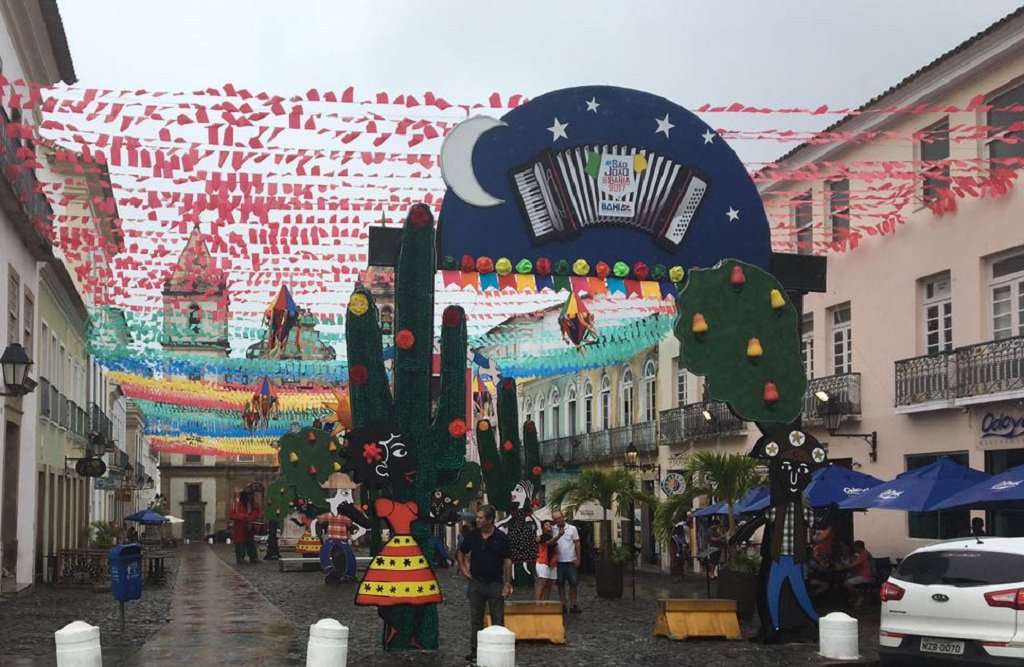 A beleza e a alegria dos nordestinos são representadas no São João da Bahia com as ruas e praças do Pelourinho enfeitadas para a realização da maior festa popular do estado, de 22 a 24 de junho; 'Povo Nordestino' é o tema da decoração, um atrativo a mais da programação preparada pelo governo do Estado por meio da Superintendência de Fomento ao Turismo; elementos tradicionais da cultura do Nordeste estarão presentes no Largo do Pelourinho, no Terreiro de Jesus e no Cruzeiro de São Francisco; uma área de aproximadamente 780 mil m2 é cuidadosamente decorada com a temática junina, criando assim o cenário ideal para a festa