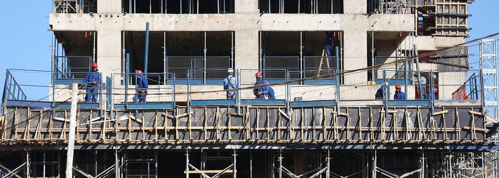 A Pesquisa de Emprego e Desemprego (PED) de abril no Distrito Federal apontou estabilidade no índice de desemprego se comparado ao de março; nos últimos dois meses, a taxa de desemprego caiu apenas 0,2 ponto porcentual: de 20,7% para 20,5%; das 14 mil vagas preenchidas no mês passado, 8 mil (13,6%) foram na área da construção civil, e o comércio contribuiu com 2 mil ocupações (0,9%); em abril, 14 mil pessoas também estavam aptas a entrar no mercado de trabalho