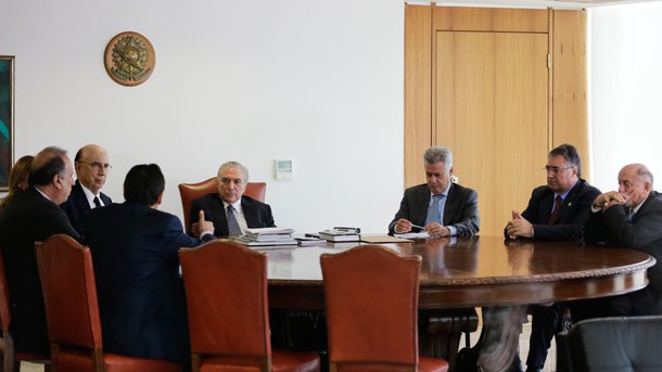 Mesmo com a promessa de condições facilitadas para pagar dívidas com bancos oficiais, representantes de 11 Estados – inclusive de partidos aliados – recusaram convite de Michel Temer para jantar na noite desta terça no Palácio da Alvorada