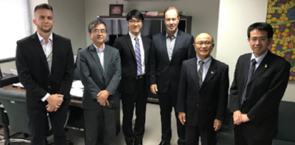 Uma comitiva da Japan External Trade Organization (Jetro) e da Câmara de Comércio e Indústria Japonesa do Brasil (CCIJB) esteve com o secretário do Desenvolvimento Econômico, Cesar Ribeiro, para conhecer oportunidades de investimentos no Ceará. A comitiva vai também deve visitar a Zona de Processamento de Exportação do Ceará (ZPE-CE), a Companhia Siderúrgica do Pecém (CSP), o Porto do Pecém e a unidade do Pecém do Instituto Federal de Educação, Ciência e Tecnologia do Ceará (IFCE)
 
 