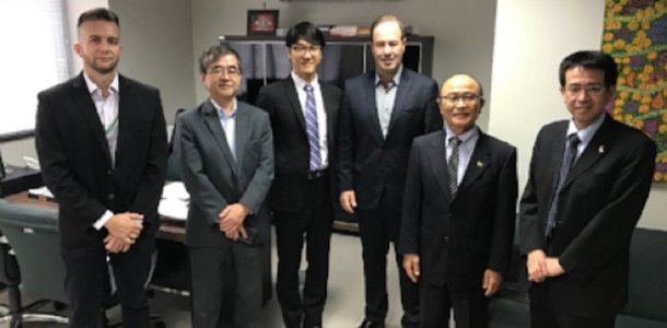 Uma comitiva da Japan External Trade Organization (Jetro) e da Câmara de Comércio e Indústria Japonesa do Brasil (CCIJB) esteve com o secretário do Desenvolvimento Econômico, Cesar Ribeiro, para conhecer oportunidades de investimentos no Ceará. A comitiva vai também deve visitar a Zona de Processamento de Exportação do Ceará (ZPE-CE), a Companhia Siderúrgica do Pecém (CSP), o Porto do Pecém e a unidade do Pecém do Instituto Federal de Educação, Ciência e Tecnologia do Ceará (IFCE)
 
 