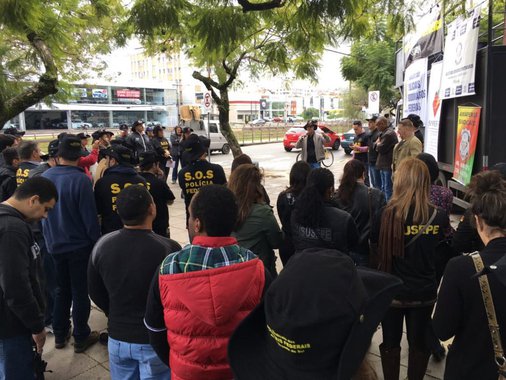Servidores da Polícia Civil, PF, PRF, Instituto Geral de Perícias (IGP) e Superintendência de Serviços Penitenciários (Susepe) participaram de um ato conjunto de agentes da segurança diante do Palácio da Polícia, em Porto Alegre, para marcar o dia de Greve Geral convocado pelas centrais sindicais contra as reformas trabalhista e da Previdência em tramitação no Congresso; presidente da Ugeirm, sindicato que representa agentes da Civil, Isaac Ortiz afirmou que o objetivo do ato é protestar contra o que chamou de “atentado contra o povo brasileiro”; segundo ele, as reformas se tornam inaceitáveis vindas de um governo ao qual considera “ilegítimo” e de um presidente processado pelo crime de corrupção passiva