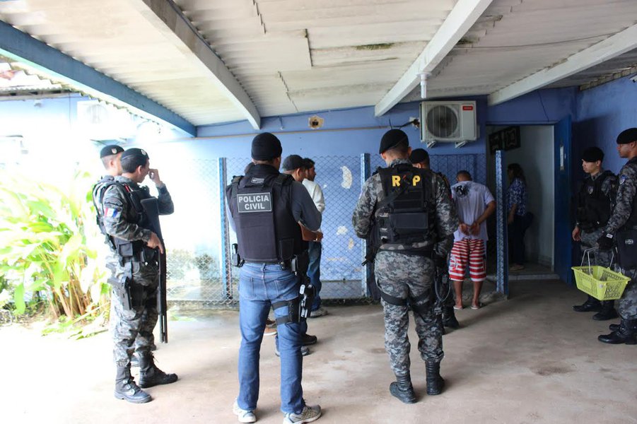 O governo de Alagoas vai investir cerca de R$ 1,8 milhão na reforma e ampliação da Casa de Custódia II e na recuperação dos prédios do Primeiro Batalhão da Policia Militar e da Radiopatrulha, em Maceió; ordem de serviço já foi assinada