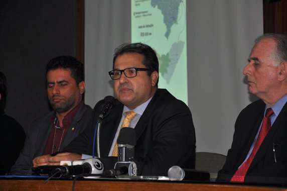 A equipe econômica do governo de Alagoas estuda a edição de um decreto que assegure às empresas afetadas pelas chuvas o perdão do Imposto de Circulação de Mercadoria e Serviços (ICMS); decreto deve ser apresentado ao Conselho Nacional de Política Fazendária (Confaz) de forma conjunta pelos governos de Alagoas e de Pernambuco, onde se registram mais de 30 mil desabrigados e desalojados;  o secretário da Fazenda de Alagoas, George Santoro, já foi até o Recife apresentar a proposta aos integrantes do governo de Pernambuco