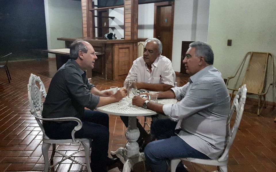 Os prefeitos dos três principais municípios do interior — Araguaína, Gurupi e Paraíso — tiveram neste sábado (3) uma reunião para discutir os rumos do estado. Segundo Ronaldo Dimas (PR), Laurez Moreira (PSB) e Moisés Avelino (PMDB), o objetivo do encontro não foi debater projetos pessoais para 2018, mas sobre o estado sob os pontos de vista político, econômico e social; de acordo com o Laurez, é preciso tirar um projeto para o Tocantins, a partir da avaliação dos pontos mais críticos que o Estado atravessa