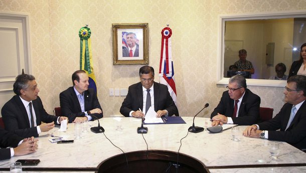 O governo do Maranhão, a Associação Brasileira dos Criadores de Zebu (ABCZ) e a Associação dos Criadores do Estado do Maranhão (Ascem) assinaram um acordo de cooperação para a implantação do programa Pró-genética. O governador Flávio Dino assinou também protocolo de intenções que garante apoio financeiro de R$ 1,3 milhão para a realização da Expoema 2017; o Pró-genética tem como objetivo aumentar a produção de carne e leite nas pequenas e médias propriedades rurais, através do uso de touros melhorados e materiais genéticos superiores, cujo acesso será facilitado por essa parceria