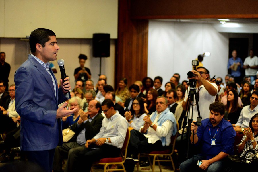 O prefeito ACM Neto (DEM) lançou nesta segunda-feira o 'Investe', terceiro eixo do programa 'Salvador 360', para o qual estão previstos, segundo ele, "grandes investimentos públicos para o desenvolvimento de obras estruturantes em Salvador, em 10 áreas de atuação e com investimento garantido de R$ 3 bilhões, seja de recursos próprios ou por meio de concessões e parcerias público-privada (PPPs)"; são 63 "iniciativas", de acordo com o prefeito