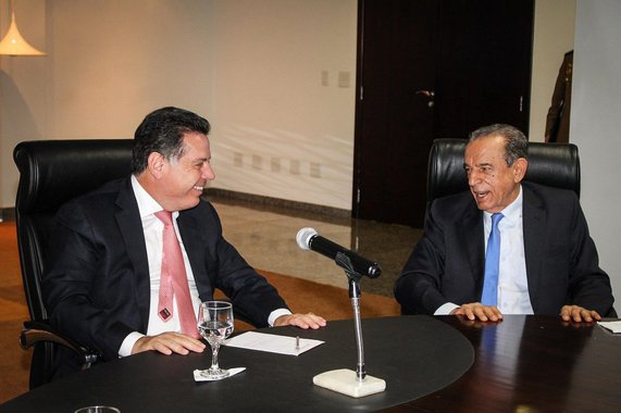 O governador Marconi Perillo (PSDB) recebeu o prefeito de Goiânia, Iris Rezende (PMDB), na tarde de quinta-feira para discutir melhorias para o transporte coletivo; no encontro, Iris pediu a Marconi para participar do programa Goiás na Frene; Marconi disse que o Governo de Goiás está pronto para celebrar o convênio com a capital; Iris elogiou o tratamento dispensado pelo governo do Estado à administração municipal, em todas vezes que encaminhou demandas de Goiânia ao governador