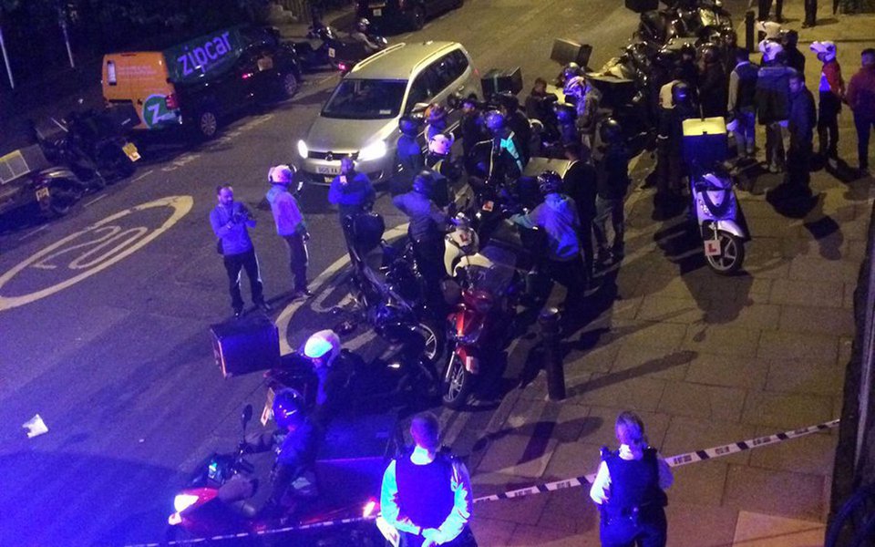 Polícia britânica prendeu um adolescente depois que cinco ataques com ácidos em menos de 90 minutos no leste de Londres deixaram diversas pessoas com queimaduras faciais, incluindo uma com lesões graves; agressões aconteceram após assaltos; delegada da polícia de Londres Cressida Dick disse que embora ainda sejam relativamente raros, o número de ataques com ácido parece ter aumentado na capital