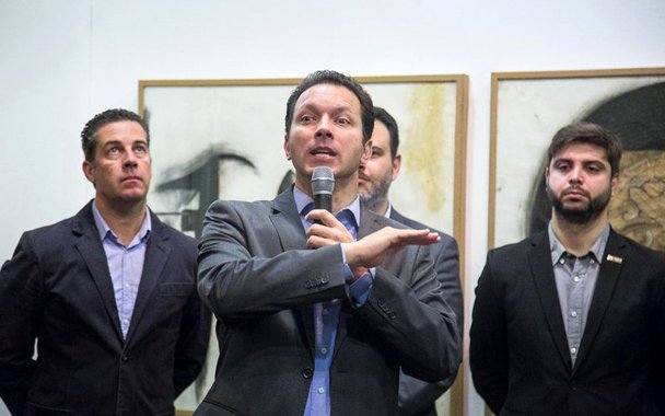 Por meio de decreto publicado, o prefeito de Porto Alegre Nelson Marchezan Jr. (PSDB) acabou com a gratuidade da segunda passagem para quem pega mais de um ônibus em um intervalo de 30 minutos, mantendo o benefício apenas estudantes que utilizam o cartão TRI escolar; com a decisão, Marchezan revoga um decreto anterior, de 8 de fevereiro de 2011, assinado pelo ex-prefeito José Fortunati (PDT), que instituiu a gratuidade universal da segunda passagem; pelo decreto, a Prefeitura estabelece que os usuários de Vale-Transporte terão direito a 50% de isenção na segunda passagem, isto é, pagarão atualmente R$ 2,02