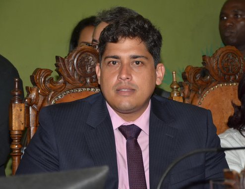 Presidente da Comissão de Educação da Câmara Municipal, o vereador Sidninho (Podemos) avaliou a paralisação de 48 horas dos professores da rede municipal como "alternativa justa da categoria para protestar contra a atual situação por que passa a educação" da capital baiana; "A rede está em colapso, visto que falta merenda escolar de qualidade, tema já acompanhado por nós e levado à discussão no primeiro semestre. Além disso, o fardamento não foi disponibilizado em diversas unidades e para piorar recebemos a denúncia da APLB Sindicato de que o material didático não chegou na grande maioria das escolas", diz Sidninho