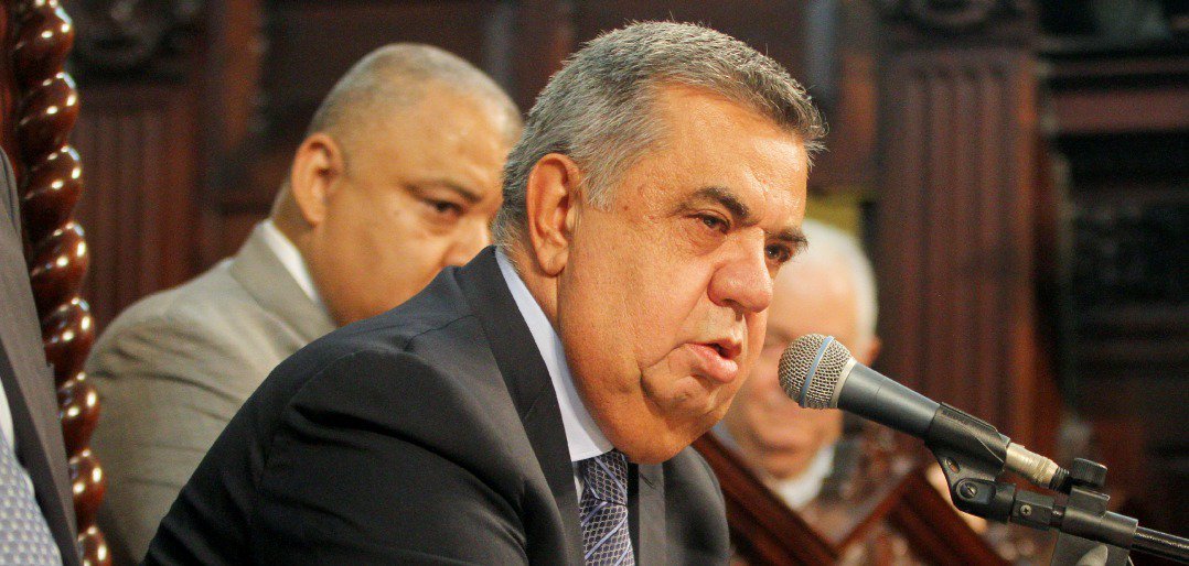 O presidente da Assembleia Legislativa do Rio de Janeiro (Alerj), Jorge Picciani (PMDB), foi internado no Hospital Copa Star, em Copacabana, para retirada da bexiga e próstata, após a confirmação de um câncer; a cirurgia está marcada para esta terça-feira (18), e Picciani só deverá retornar à Alerj no início de setembro; a Assembleia Legislativa está em recesso durante este mês, e as sessões plenárias terão início no dia 1º de agosto