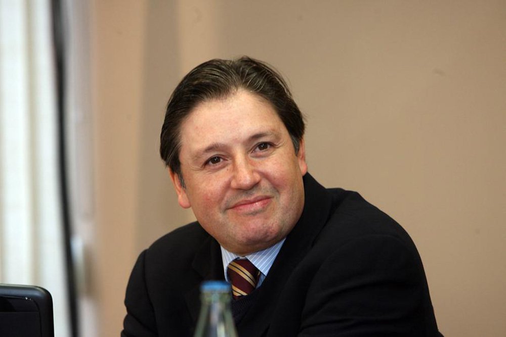 Defesa do ex-deputado e homem da mala de Michel Temer, Rodrigo Rocha Loures (PMDB-PR), que está preso pela Polícia Federal, protocolou no Supremo Tribunal Federal pedido para lhe seja concedido acesso "à totalidade" das gravações dos delatores da JBS; advogado Cezar Bitencourt alega que o "armazenamento de provas" sem o acesso à defesa também configura uma "modalidade positiva de obstrução de Justiça"; defesa de Rocha Loures também solicitou ao STF que não permita ao "tratamento desumano e cruel" e que não tenha o cabelo raspado