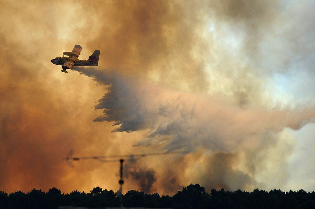 Um dos aviões que atuam no combate ao incêndio que tem devastado a região central de Portugal desde o fim da semana passada caiu nesta terça-feira (20), de acordo com agências de notícias; aeronave da Canadair caiu perto de Pedrógão Grande, onde as chamas começaram no último sábado; nesta manhã, ainda se viam muitas colunas de fumaça e alguns focos de incêndio ainda estavam ativos; Diário de Notícias afirma que 70% do fogo já está dominado, mas os 30% restante ainda preocupam as autoridades
