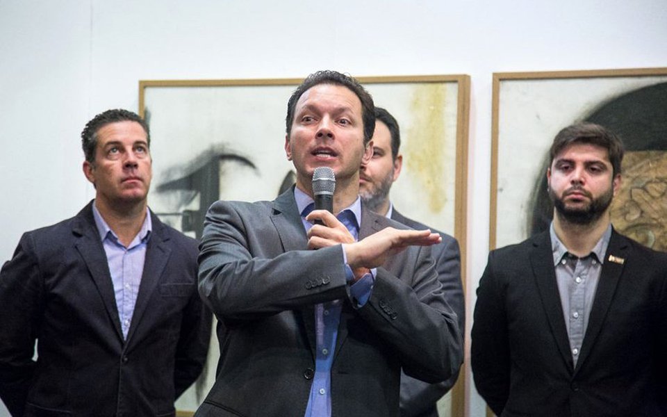 Por meio de decreto publicado, o prefeito de Porto Alegre Nelson Marchezan Jr. (PSDB) acabou com a gratuidade da segunda passagem para quem pega mais de um ônibus em um intervalo de 30 minutos, mantendo o benefício apenas estudantes que utilizam o cartão TRI escolar; com a decisão, Marchezan revoga um decreto anterior, de 8 de fevereiro de 2011, assinado pelo ex-prefeito José Fortunati (PDT), que instituiu a gratuidade universal da segunda passagem; pelo decreto, a Prefeitura estabelece que os usuários de Vale-Transporte terão direito a 50% de isenção na segunda passagem, isto é, pagarão atualmente R$ 2,02