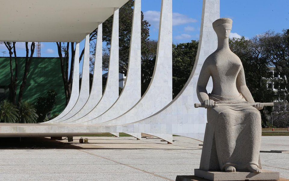 "Ao apagar das luzes do semestre judiciário assistimos o Supremo Tribunal Federal (STF) soltar o Sr. Rocha Loures e devolver o exercício do mandato a Aécio Neves. Dirão alguns que essas decisões foram monocráticas e não refletem a posição da corte em sua composição plena. Bobagem. As decisões individuais tomadas pelos ministros vão para a conta do STF sim", escreve o ex-ministro da Justiça Eugênio Aragão, em artigo; "Causa espécie que esse 'neogarantismo' no STF vem no momento em que os golpistas de 2016 começam a ser chamados à responsabilidade. E olha que essa chamada também só se dá, por parte do MPF, por absoluta falta de alternativa, dado o vulto da sujeira posta a nu, difícil de ser escondida debaixo do tapete", afirma