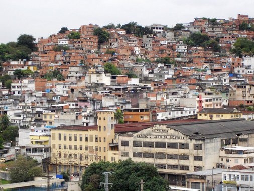 Duas moradoras da comunidade do Morro da Mangueira, mãe e filha, foram atingidas por balas perdidas durante um tiroteio entre traficantes de drogas e policiais militares da UPP da região; elas estavam indo para o trabalho e desciam a localidade conhecida como Buraco Quente quando foram baleadas; as vítimas ainda foram levadas para o Hospital Municipal Salgado Filho, no Méier, mas não resistiram aos ferimentos; elas foram identificadas como Marlene Maria da Conceição, 76 anos, e Ana Cristina Conceição, 42 anos