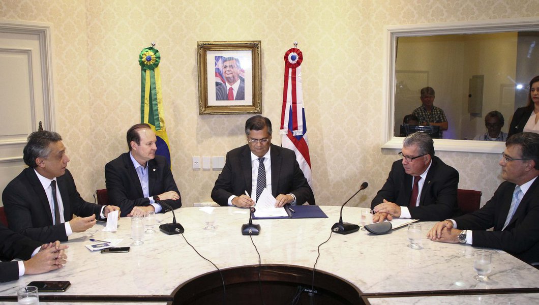 O governo do Maranhão, a Associação Brasileira dos Criadores de Zebu (ABCZ) e a Associação dos Criadores do Estado do Maranhão (Ascem) assinaram um acordo de cooperação para a implantação do programa Pró-genética. O governador Flávio Dino assinou também protocolo de intenções que garante apoio financeiro de R$ 1,3 milhão para a realização da Expoema 2017; o Pró-genética tem como objetivo aumentar a produção de carne e leite nas pequenas e médias propriedades rurais, através do uso de touros melhorados e materiais genéticos superiores, cujo acesso será facilitado por essa parceria