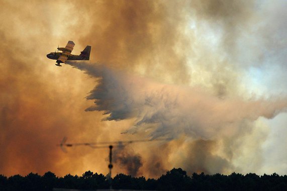 Um dos aviões que atuam no combate ao incêndio que tem devastado a região central de Portugal desde o fim da semana passada caiu nesta terça-feira (20), de acordo com agências de notícias; aeronave da Canadair caiu perto de Pedrógão Grande, onde as chamas começaram no último sábado; nesta manhã, ainda se viam muitas colunas de fumaça e alguns focos de incêndio ainda estavam ativos; Diário de Notícias afirma que 70% do fogo já está dominado, mas os 30% restante ainda preocupam as autoridades