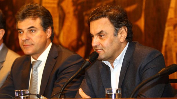 Senador afastado Aécio Neves (PSDB) ficou revoltado com o governador do Paraná, Beto Richa (PSDB), após o chefe da Casa Civil e braço direito de Richa, Valdir Rossoni, dizer que iria pedir a expulsão do parlamentar do PSDB mineiro; é o que aponta uma das interceptações telefônicas; “Nós estamos do mesmo lado dessa história, pelo amor de deus”, disse Aécio a Richa