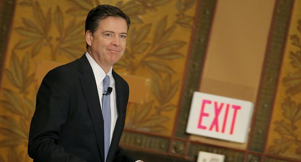 Um total de 46% dos cidadãos dos EUA acredita que o ex-diretor do FBI James Comey (foto) é mais honesto e confiável que o próprio presidente Donald Trump, informou uma pesquisa; o levantamento foi realizado pela YouGov e indicou que 26% dos estadunidenses consideram Trump como confiável, enquanto 28% o consideram não confiável; a pesquisa foi realizada nos dias 8 e 9 de junho e envolveu mil entrevistados