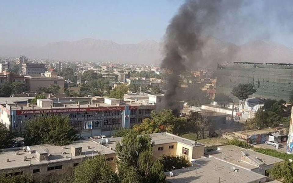 Um agressor do Taliban detonou um carro-bomba na cidade de Cabul deixando até 35 mortos e mais de 40 feridos, informaram autoridades do governo, em um dos piores ataques na capital afegã nas últimas semana; Taliban, que disputa o controle do Afeganistão com o governo apoiado pelo Ocidente e com uma coalizão apoiada pela Otan, lançou uma onda de ataques pelo país nos últimos dias, desencadeando conflitos em mais de seis províncias