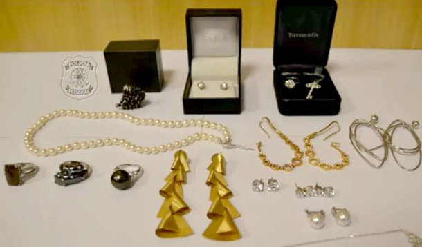 A Polícia Federal apreendeu pelo menos 15 joias que pertenceriam à ex-primeira-dama do Estado do Rio Adriana Ancelmo, mulher do ex-governador Sergio Cabral (PMDB), no apartamento de Nusia Ancelmo Mansur, irmã de Adriana; o objetivo era encontrar 149 joias - de um total de 189 - que teriam sido compradas para lavar dinheiro de corrupção; de acordo com a denúncia, o casal adquiriu 189 joias e pedras preciosas em joalherias, que somam R$ 11 milhões