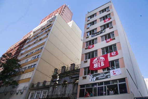 O prédio que abrigou a Ocupação Lanceiros Negros por 19 meses, na esquina das ruas General Câmara e Andrade Neves, no centro de Porto Alegre, será destinado pelo Estado para a Defesa Civil e para setores da Casa Civil; segundo nota da assessoria de Comunicação da Casa Civil, o prédio já estava sendo recuperado para esta finalidade e “oferece risco por ser histórico e impróprio para habitação”; o governo não informou quando a Defesa Civil e setores da Casa Civil começarão a funcionar no edifício