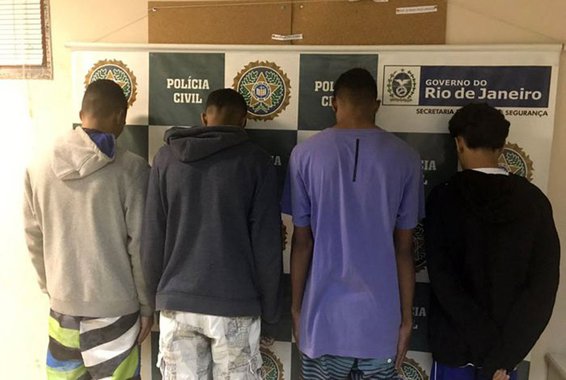Polícia do Rio deteve três adolescentes e quatro adultos acusados de estuprar adolescente de 15 anos na zona norte do Rio; jovem foi atraída por ex-namorado; após se desvencilhar, ela foi à delegacia registrar o crime - estuprada aos nove anos, ela mora com a tia, pois a mãe tem problemas mentais