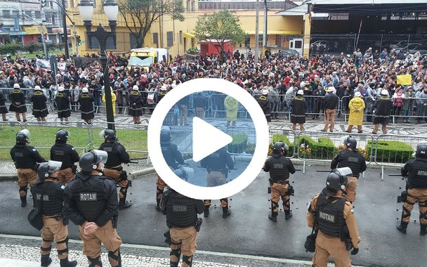 Câmara Municipal de Curitiba foi tomada por servidores municipais em greve; a manifestação é contra o pacotaço do prefeito Rafael Greca (PMN)