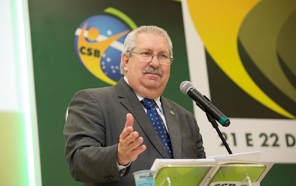 O presidente da central sindical CSB (Central dos Sindicatos Brasileiros) e do Núcleo Sindical do PMDB, Antonio Neto, anunciou, em carta, sua desfiliação do partido depois de mais de 30 anos na legenda; o principal motivo são as reformas adotadas pelo governo de Michel Temer; em carta endereçada ao presidente interino da legenda, Romero Jucá, o sindicalista afirma que não há como permanecer em um partido que, "sob o comando de uma pequena cúpula, afronta o programa partidário e ignora os anseios e a vontade do povo"