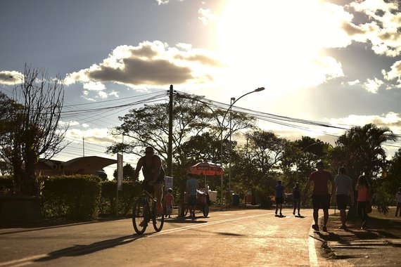 
Brasília está em estado de atenção, após o Instituto Nacional de Meteorologia (Inmet) registrar umidade relativa do ar entre 20% e 30%; de acordo com a OMS, os outros estados de risco — observados pela Defesa Civil no Distrito Federal — são o de alerta (abaixo de 20%) e o de emergência (inferior a 12 %); "A previsão é que entremos no estado de alerta ainda em agosto", adianta a coordenadora de Riscos e Desastres da Defesa Civil, major do Corpo de Bombeiros Militar do DF Solange Ribeiro
