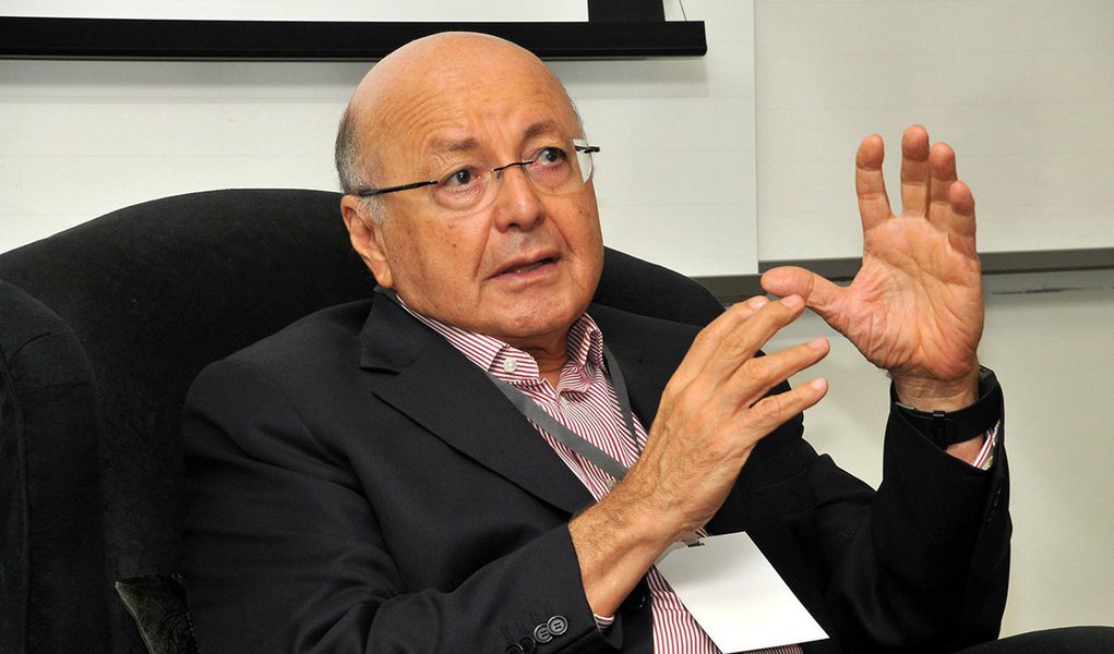 Para o ex-ministro da Fazenda e economista Maílson da Nóbrega, "isso tem que começar a ser debatido"; em sua avaliação, como a reforma do governo Temer prevê a prevalência do acordado entre empregados e patrões sobre a legislação trabalhista, a Justiça do Trabalho perderá importância, na medida em que as negociações se tornarem cada vez mais frequentes e maduras; ele também defendeu o fim dos sindicatos
