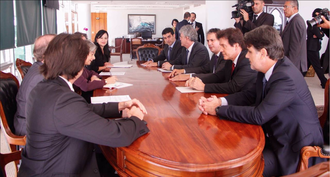 O governador Camilo Santana (PT) reuniu-se nesta terça (13), em Brasília, com a presidenta do Supremo Tribunal Federal (STF), ministra Carmen Lúcia, para tratar da retomada das obras do eixo norte da Transposição do São Francisco. “A presidenta do STF se comprometeu a tomar uma decisão até a próxima semana. É fundamental que a obra seja retomada o mais rápido possível”, disse Camilo