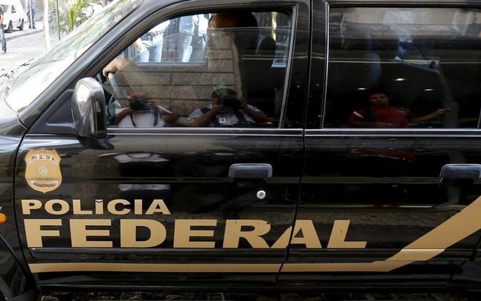 Publicitários pernambucanos André Gustavo Vieira da Silva e o irmão dele, Antônio Carlos Vieira da Silva Júnior, ligados à empresa Arcos Comunicação, foram presos nesta quinta-feira (27) pela Policia Federal no 42º desdobramento da Operação Lava Jato; André Gustavo foi preso no aeroporto ao tentar embarcar para Brasília, já Antônio Carlos foi detido em sua residência, no Recife; eles são suspeitos de atuarem como intermediários do ex-presidente do Banco do Brasil e da Petrobras Aldemir Bendine, que também foi preso pela suspeita de envolvimento no esquema investigado