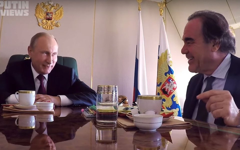 O presidente russo Vladimir Putin disse em uma entrevista ao diretor norte-americano Oliver Stone que ninguém sobreviveria se uma guerra entre Rússia e Estados Unidos tivesse início, segundo informações publicada pela Sputnik Internacional nesta terça-feira; “Não acho que alguém sobreviveri”, afirmou Putin ao ser questionado se os EUA seriam dominantes em uma “guerra quente” com os russos; esse pequeno trecho da entrevista foi divulgado pelo canal de TV norte-americano Showtime